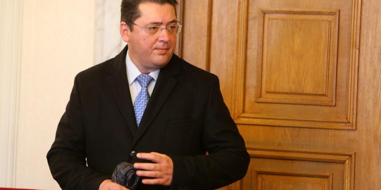 Секретар на Радев уличен в търговия с влияние